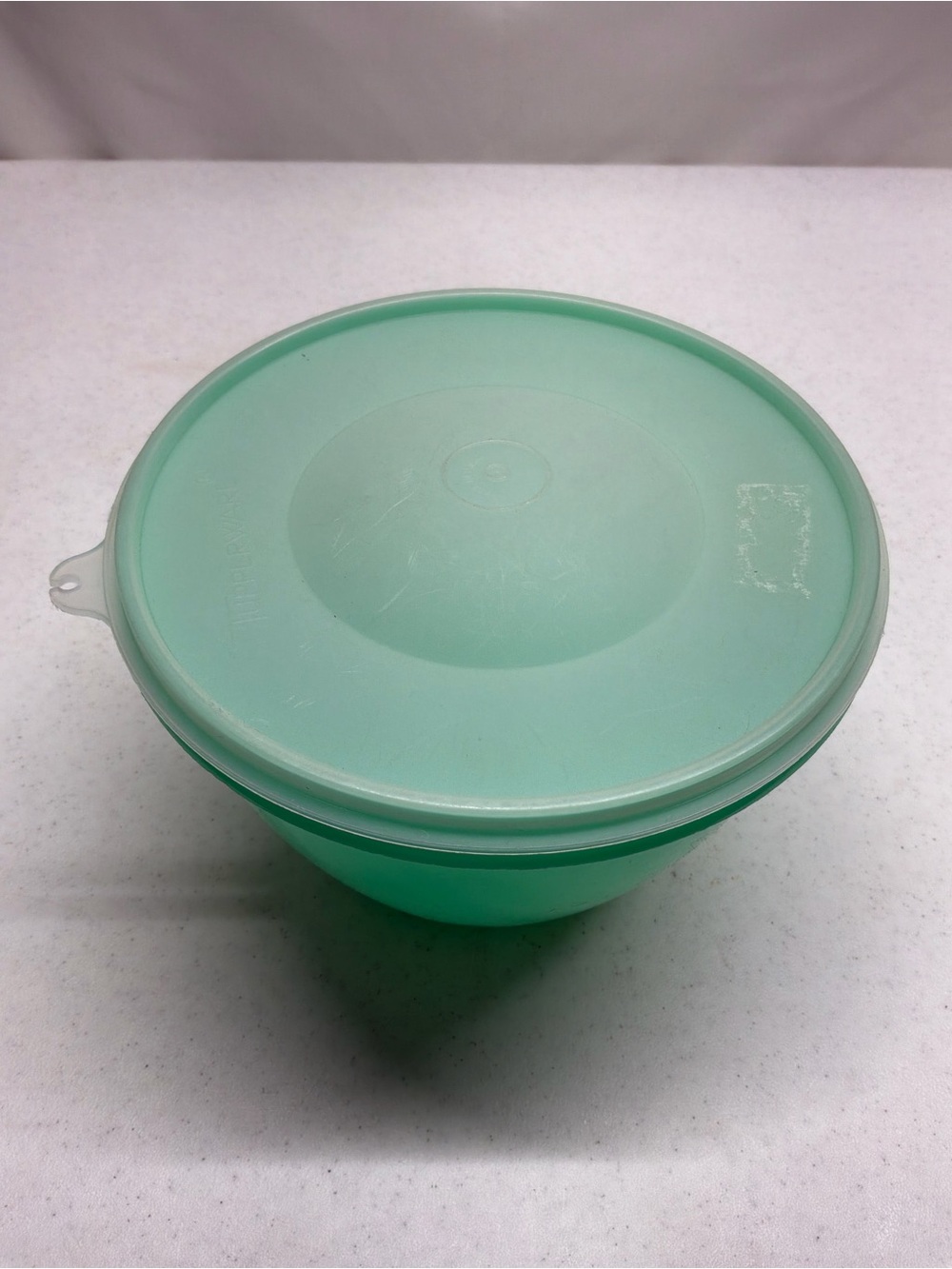 Green Tupperware CRISP-IT Salad Bowl 679-12 with Spike and Lid VTG USA
